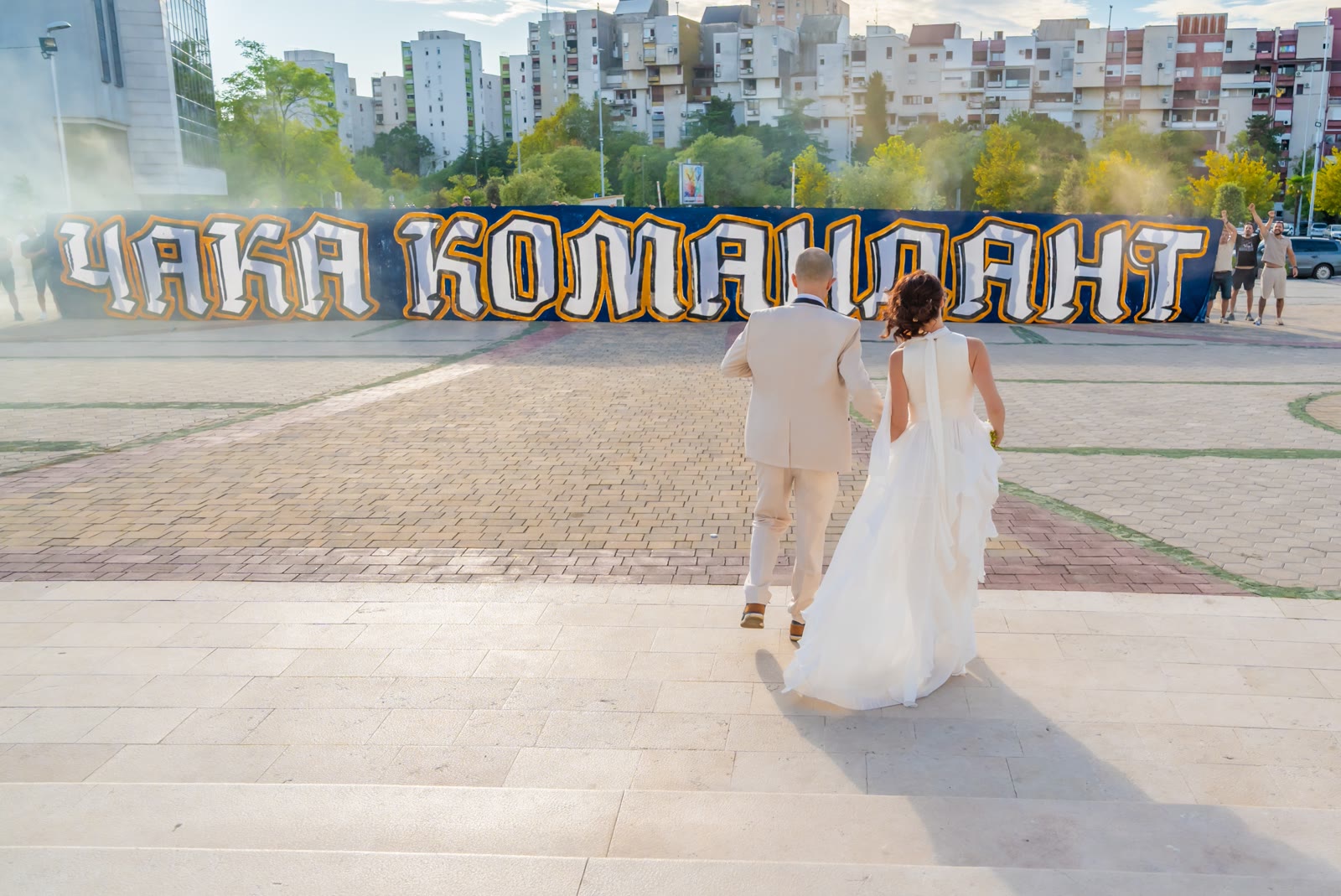 Vjenčanje — mladenci ispred hrama