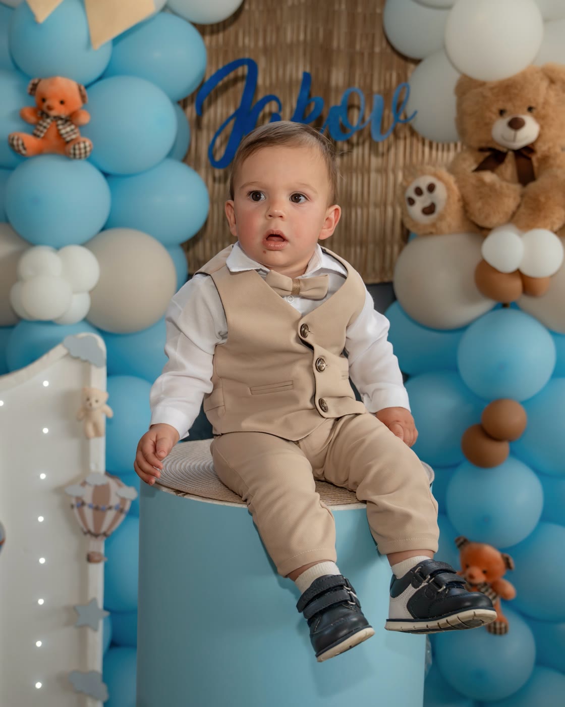 Prvi rođendan — dječak na balonima